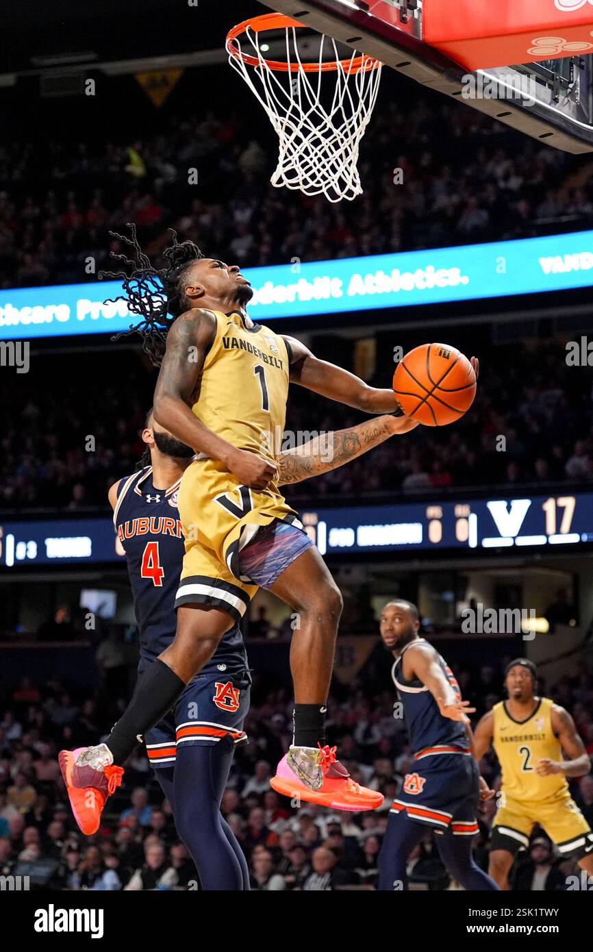 Nashville, Tennessee, USA. Februar 2025. Der Vanderbilt-Guard Jason Edwards (1) holt sich zwei Punkte gegen Auburn Stürmer Johni Broome (4) während der ersten Hälfte eines NCAA-Basketballspiels am Memorial Gymnasium. (Kreditbild: © Camden Hall/ZUMA Press Wire) NUR REDAKTIONELLE VERWENDUNG! Nicht für kommerzielle ZWECKE! Stockfoto