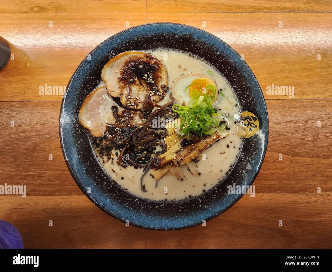 Schwarzer Knoblauch Tonkotsu Ramen mit Chashu und schwarzem Pilz - Smartphone-aufgenommenes Stockfoto