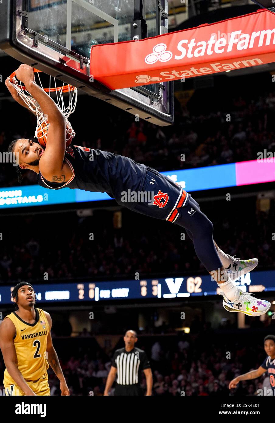Nashville, Tennessee, USA. Februar 2025. Auburn-Stürmer Johni Broome (4) taucht in der zweiten Hälfte eines NCAA-Basketballspiels am Memorial Gymnasium gegen Vanderbilt ab. (Kreditbild: © Camden Hall/ZUMA Press Wire) NUR REDAKTIONELLE VERWENDUNG! Nicht für kommerzielle ZWECKE! Stockfoto