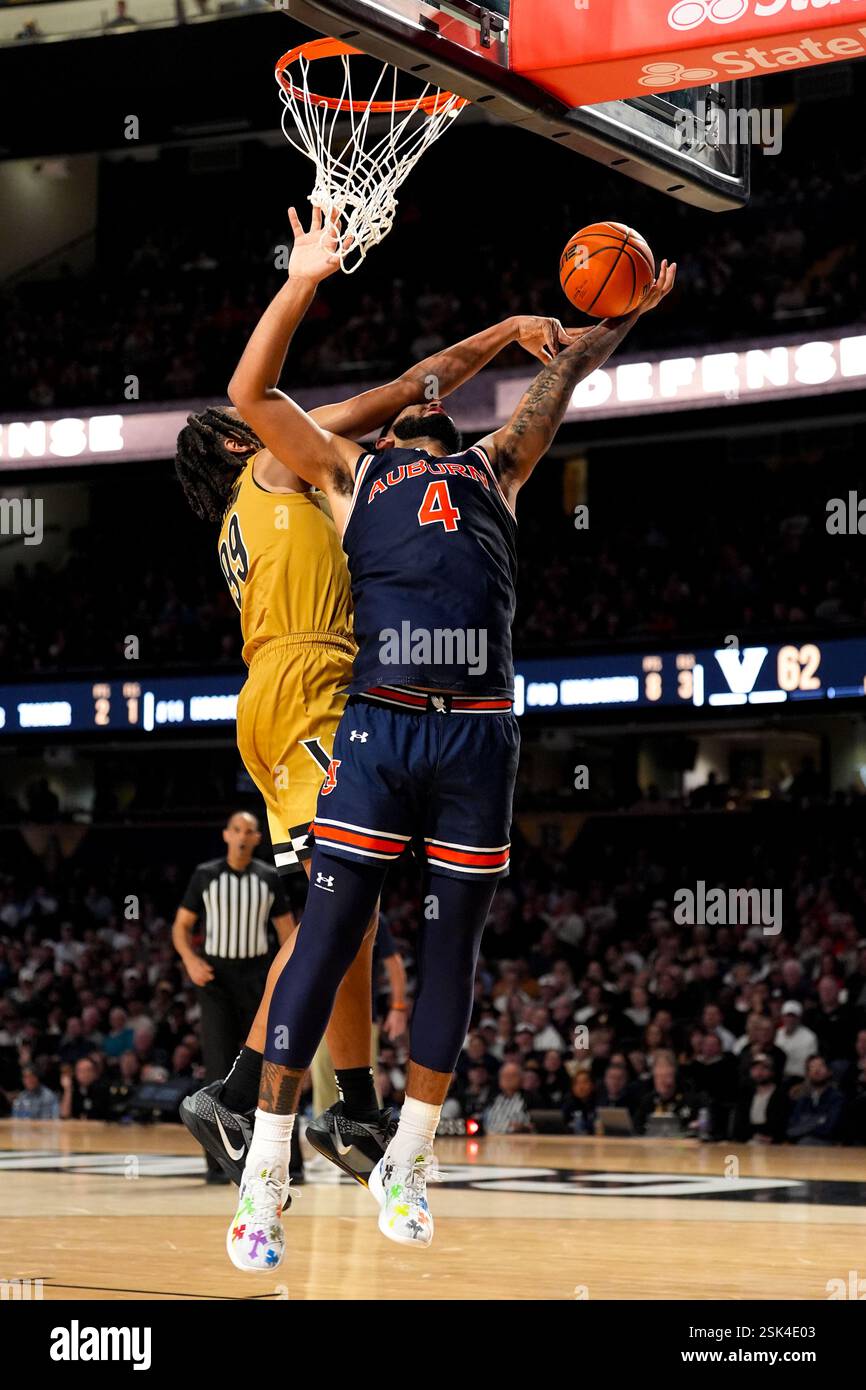 Nashville, Tennessee, USA. Februar 2025. Auburn Forward Johni Broome (4) hat seinen Schuss von Vanderbilt Forward Devin McGlockton (99) während der zweiten Hälfte eines NCAA-Basketballspiels am Memorial Gymnasium blockiert. (Kreditbild: © Camden Hall/ZUMA Press Wire) NUR REDAKTIONELLE VERWENDUNG! Nicht für kommerzielle ZWECKE! Stockfoto