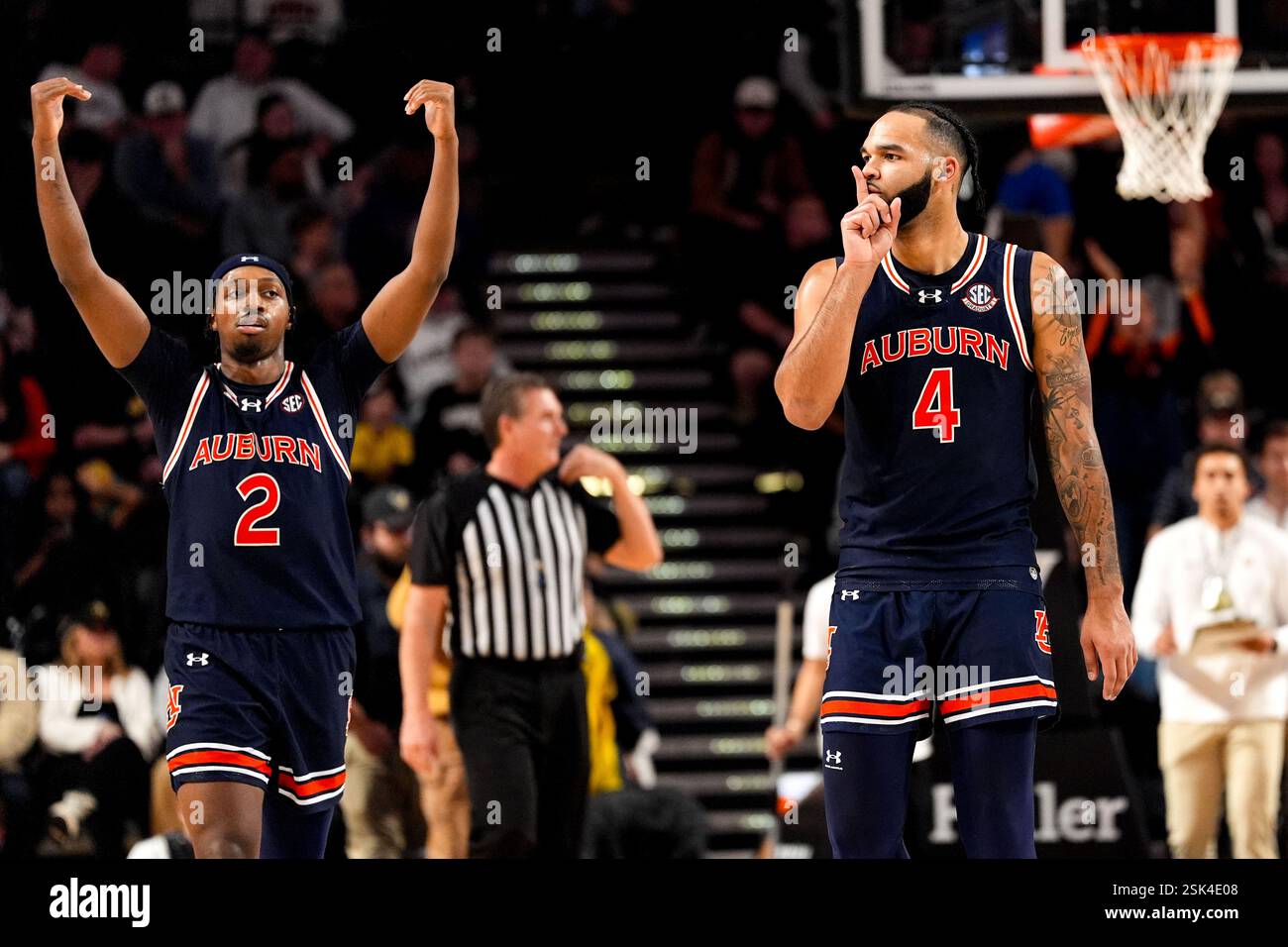 Nashville, Tennessee, USA. Februar 2025. Auburn Stürmer Johni Broome (4) reagiert, nachdem er den Ball gegen Vanderbilt während der zweiten Hälfte eines NCAA-Basketballspiels am Memorial Gymnasium getunkt hat. (Kreditbild: © Camden Hall/ZUMA Press Wire) NUR REDAKTIONELLE VERWENDUNG! Nicht für kommerzielle ZWECKE! Stockfoto