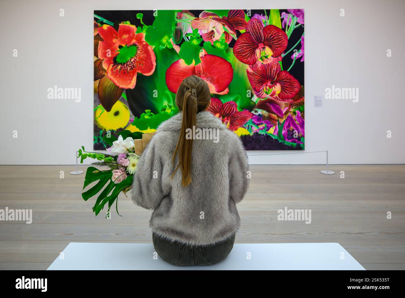 London, Großbritannien, 11. Februar 2025, Frühling kommt in die Saatchi Gallery mit der Ausstellung Blumen - Flora in Contemporary Art & Culture. Über neun große Galerieräume gibt es große Installationen, Originalkunstwerke, Fotografie, Mode und vieles mehr. Eröffnung vom 12. Februar bis 5. Mai 2025. Foto: Iryna Modellierung mit der Blumenkunst. Andrew Lalchan Photography/Alamy Live News Stockfoto