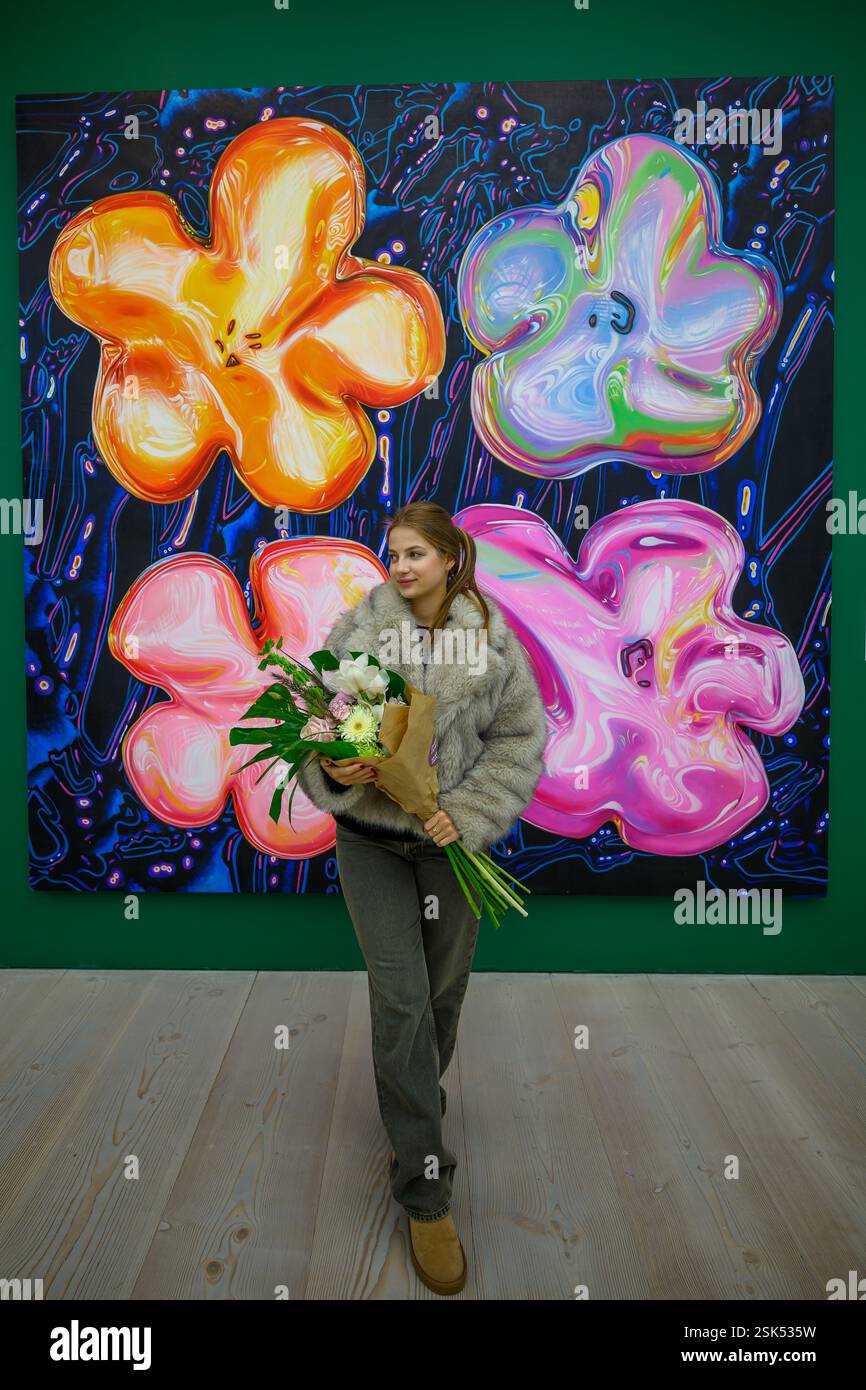 London, Großbritannien, 11. Februar 2025, Frühling kommt in die Saatchi Gallery mit der Ausstellung Blumen - Flora in Contemporary Art & Culture. Über neun große Galerieräume gibt es große Installationen, Originalkunstwerke, Fotografie, Mode und vieles mehr. Eröffnung vom 12. Februar bis 5. Mai 2025. Foto: Iryna Modellierung mit der Blumenkunst. Andrew Lalchan Photography/Alamy Live News Stockfoto
