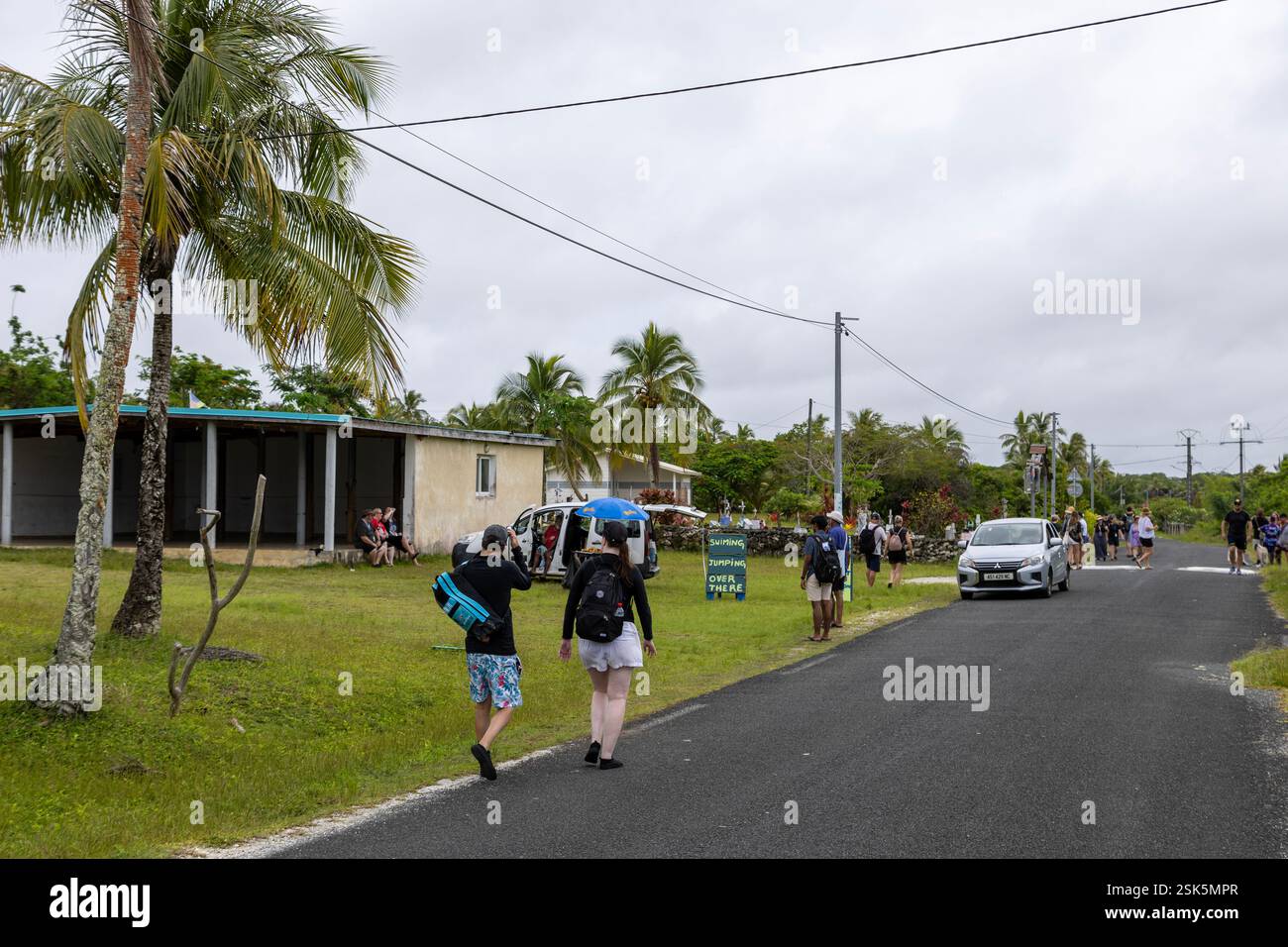 Touristen besuchen das kleine Dorf EASO auf Lifou Island, Loyalty Islands, Neukaledonien Stockfoto