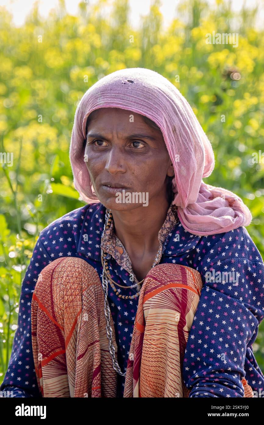 Arme Unterernährung Dorfleben, die unterhalb der Armutsgrenze leben, mit Senffeldern dahinter Stockfoto