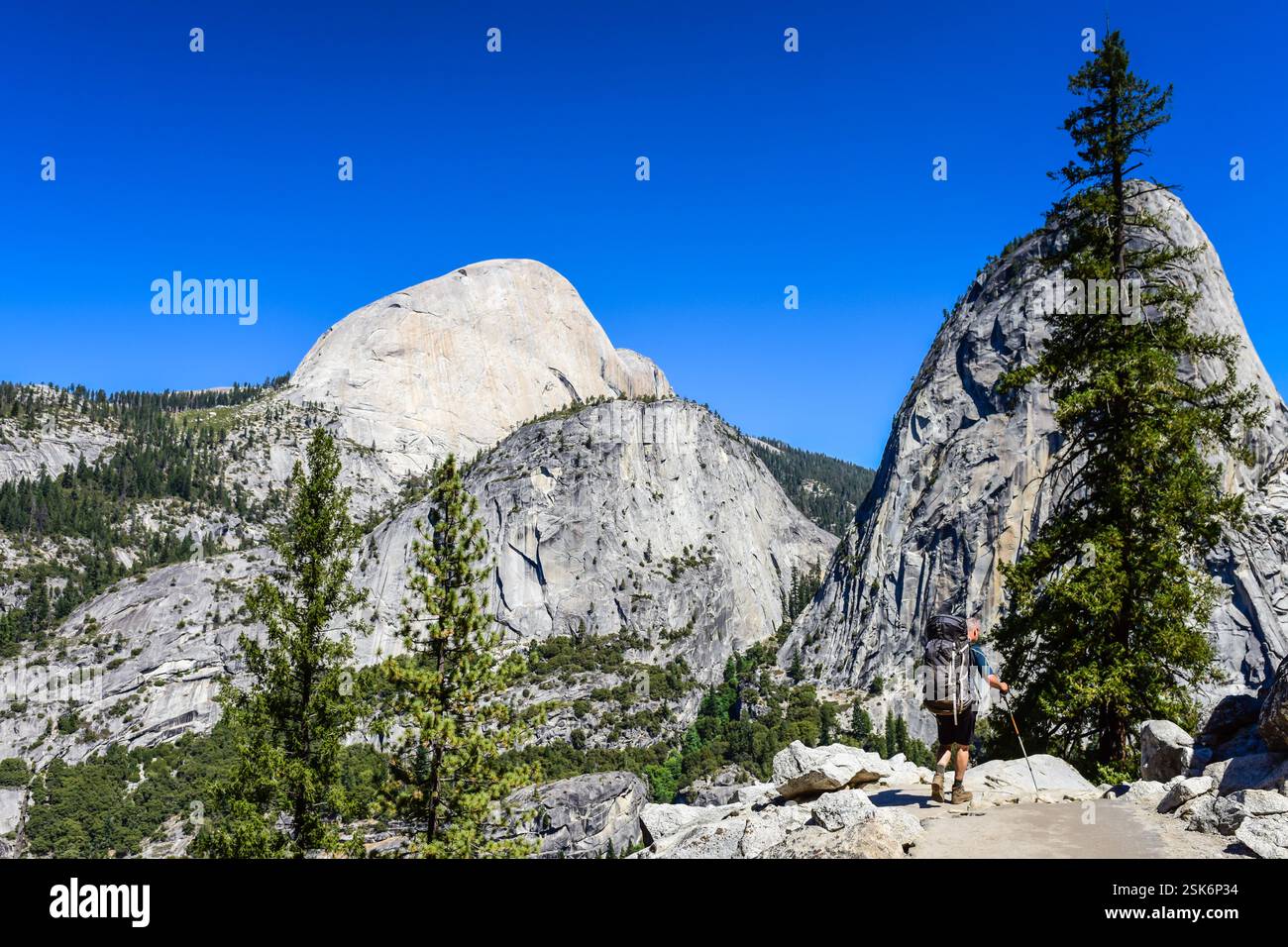 Backpacker auf dem Vernal Falls Trail mit malerischem Blick auf Liberty Cap, mit Half Dome dahinter, vom Clark Point im Yosemite National Park. Stockfoto