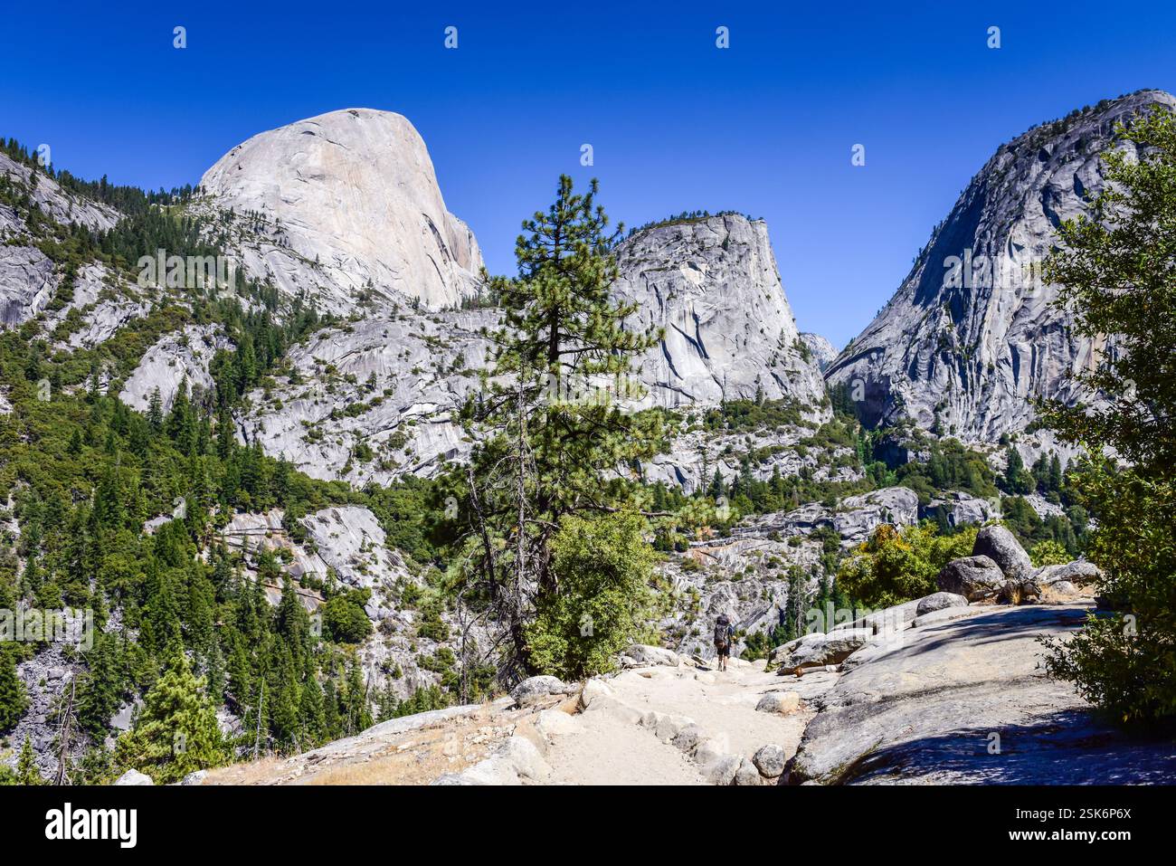 Backpacker auf dem Vernal Falls Trail mit malerischem Blick auf Liberty Cap, mit Half Dome dahinter, vom Clark Point im Yosemite National Park. Stockfoto