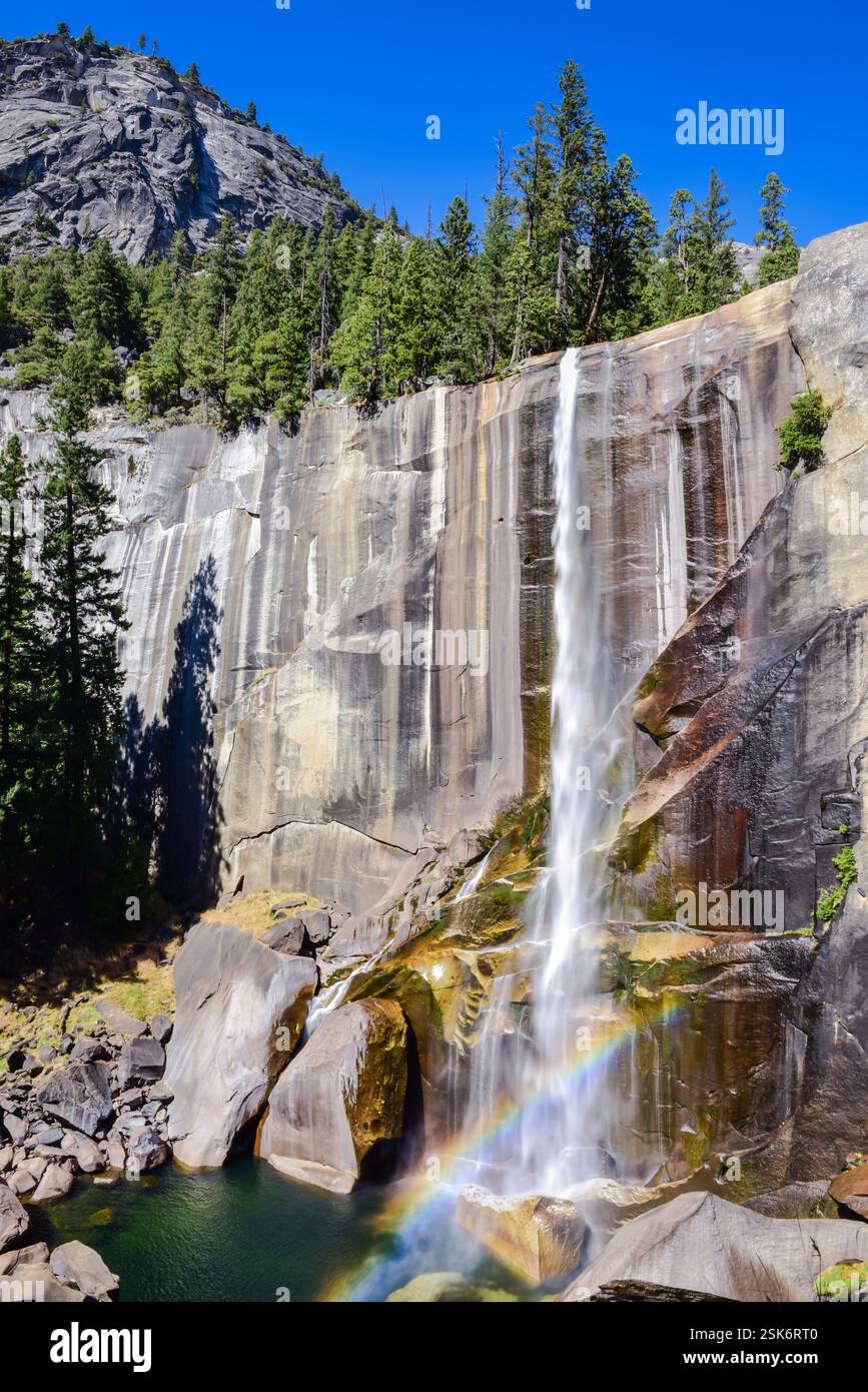 Rainbow at Vernal Falls ist ein 317 m hoher Wasserfall am Merced River, der sich flussabwärts des Nevada Falls im Yosemite National Park befindet. Stockfoto