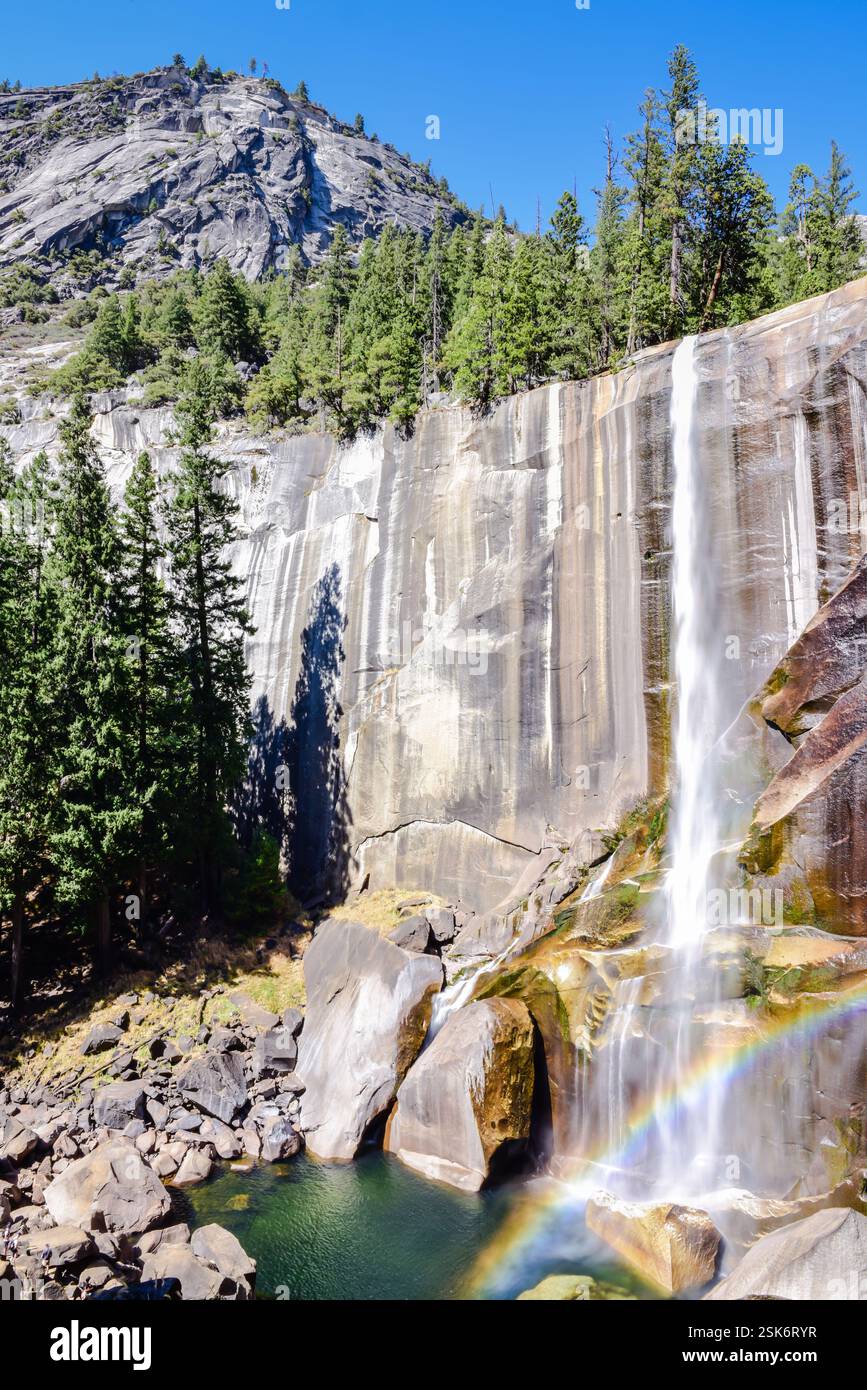 Rainbow at Vernal Falls ist ein 317 m hoher Wasserfall am Merced River, der sich flussabwärts des Nevada Falls im Yosemite National Park befindet. Stockfoto