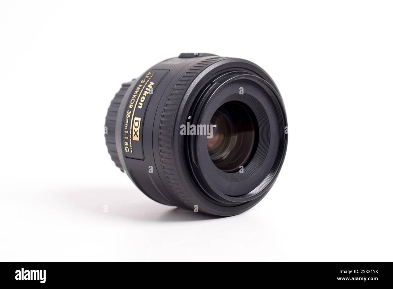 Pasuruan, Indonesien – 4. Februar 2025: Nikon DSLR-Kameraobjektiv isoliert auf weißem Hintergrund Stockfoto