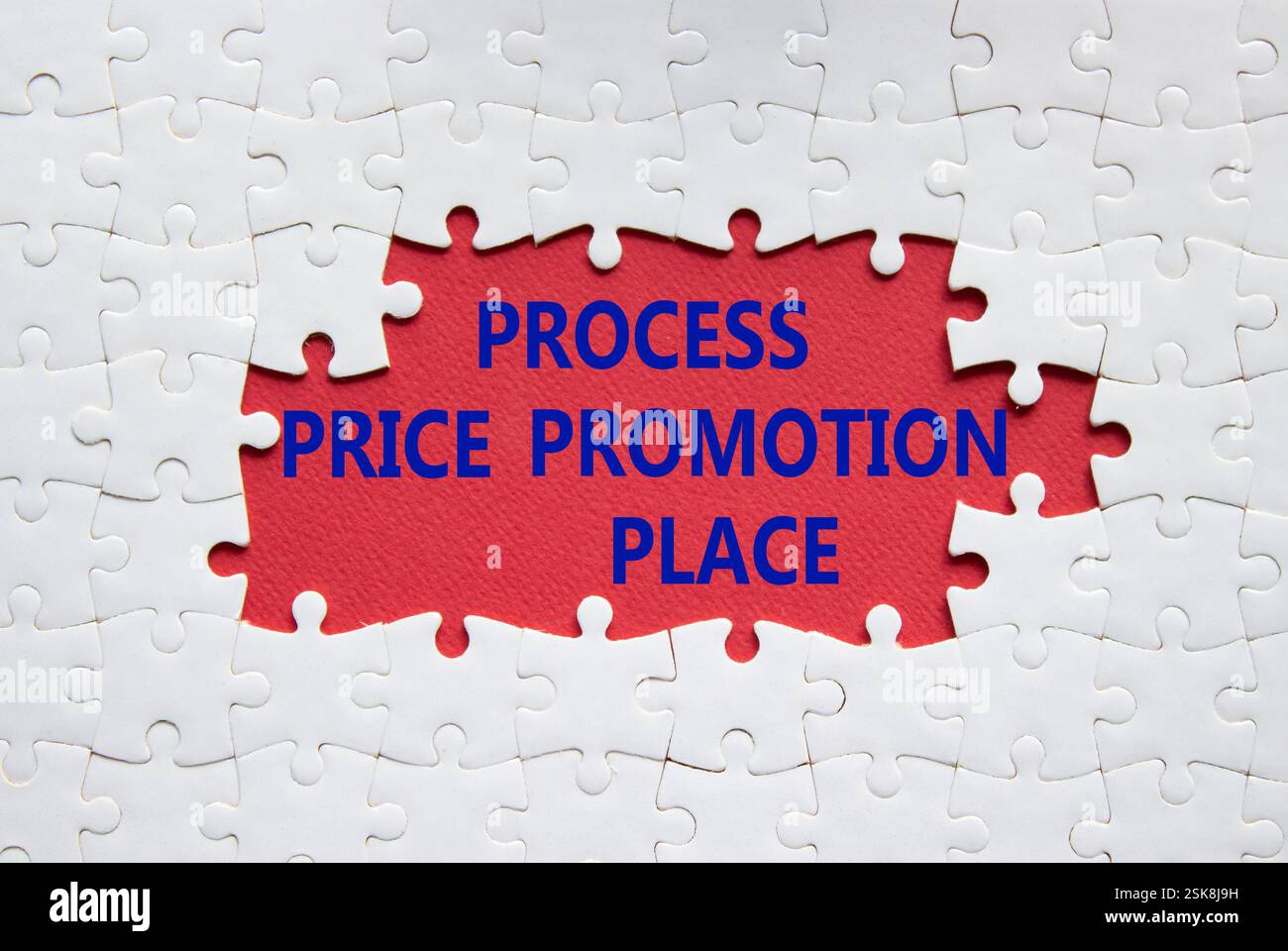 Symbol „Preis Promotion“ verarbeiten. Weißes Puzzle mit den Worten Process Price Promotion Place. Schöner roter Hintergrund. Geschäftskonzept. Kopierbereich. Stockfoto