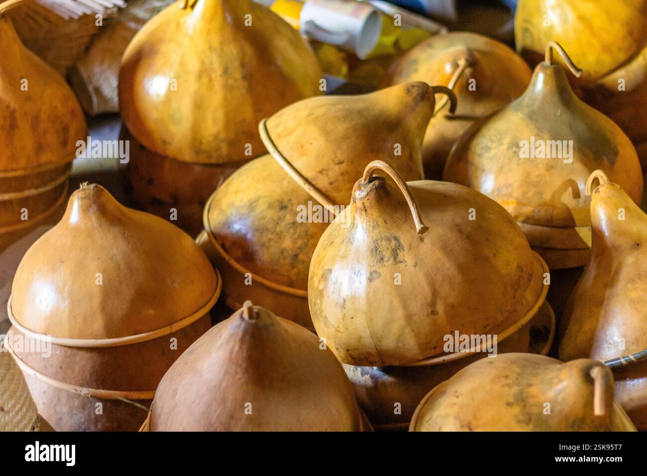 Traditionelle Kürbishüte von Teofilo Garcia, Kulturkone und National Living Treasure Preisträger, in seinem Haus in Abra, Philippinen Stockfoto