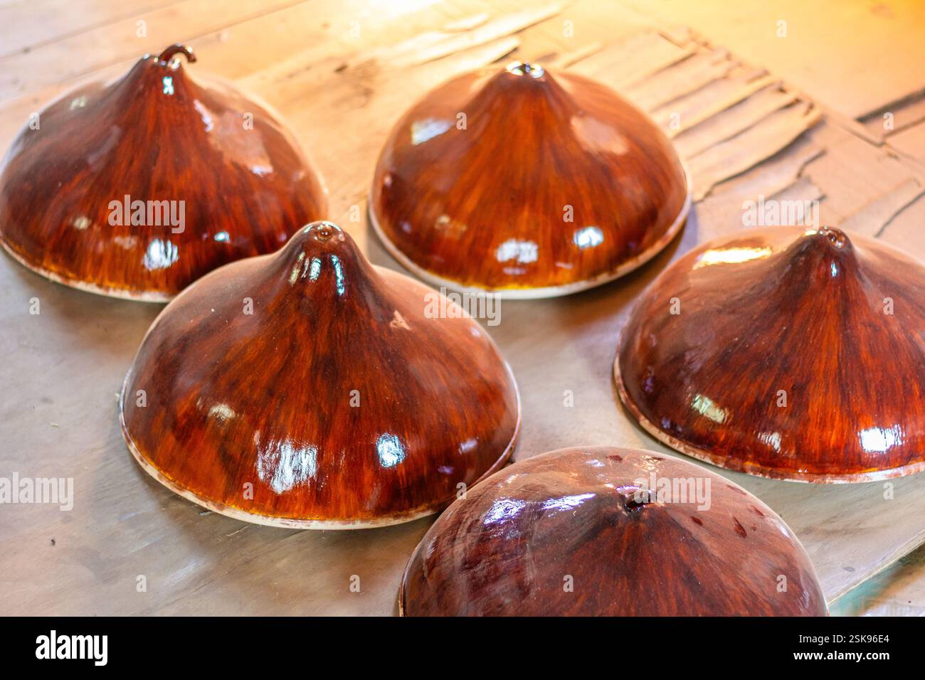 Traditionelle Kürbishüte von Teofilo Garcia, Kulturkone und National Living Treasure Preisträger, in seinem Haus in Abra, Philippinen Stockfoto