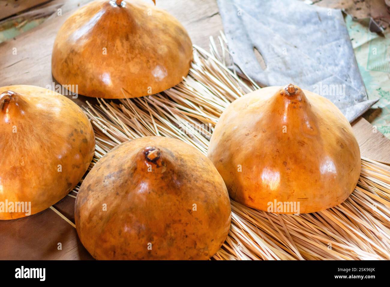 Traditionelle Kürbishüte von Teofilo Garcia, Kulturkone und National Living Treasure Preisträger, in seinem Haus in Abra, Philippinen Stockfoto