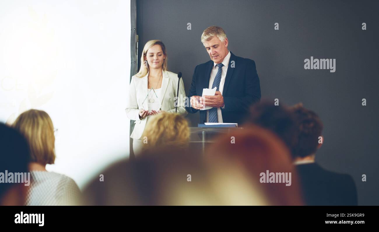 Geschäftsmann, Frau und Auszeichnung bei Konferenz, Podium und Rede für Lob, Dank und Leistung. CEO, Mitarbeiter und Trophäe für Service, Wertschätzung Stockfoto