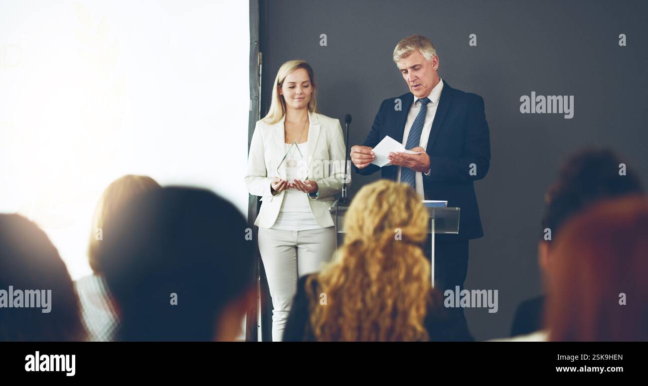 Geschäftsmann, Frau und Auszeichnung durch Podium, Konferenz und Rede für Lob, Dank und Leistung. CEO, Mitarbeiter und Trophäe zum Feiern Stockfoto