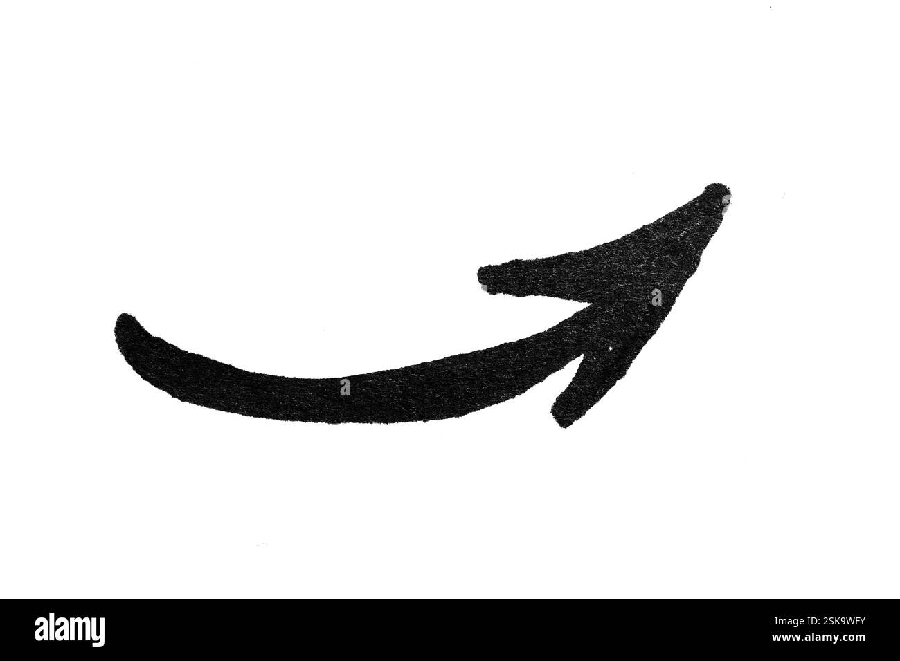 Ein Pfeil, der von Hand nach oben gezeichnet wird, ist ein Symbol für Wachstum und Aufstieg, weißer Hintergrund Stockfoto