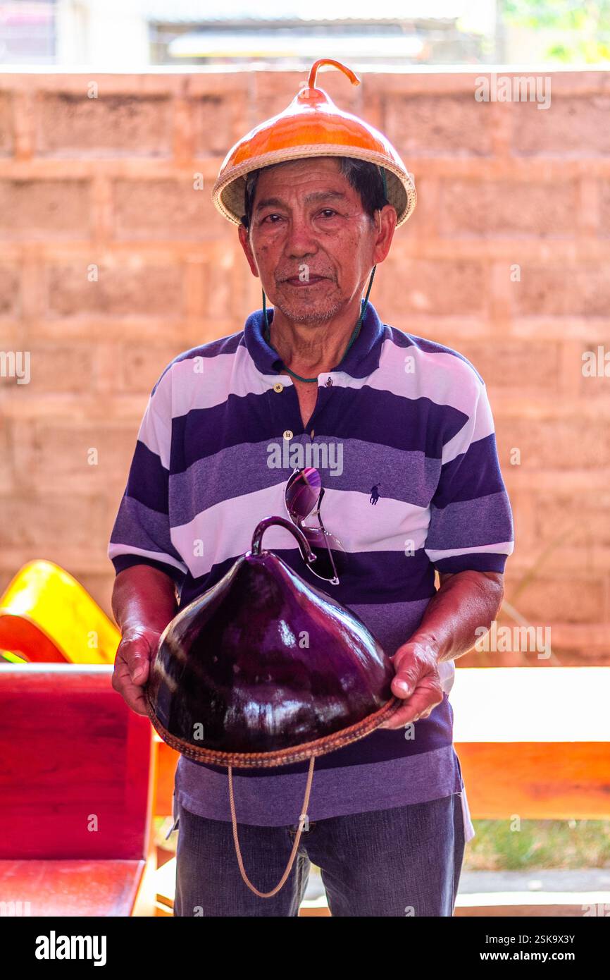 Der traditionelle Kürbishutmacher Teofilo Garcia, Kulturikone und Preisträger des nationalen Kulturschatzes, in seinem Haus in Abra Philippinen Stockfoto