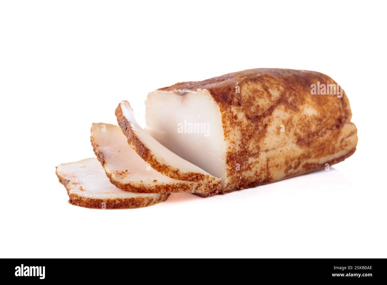 Gesalzenes Schmalz mit Gewürzen auf weißem Hintergrund. Stockfoto