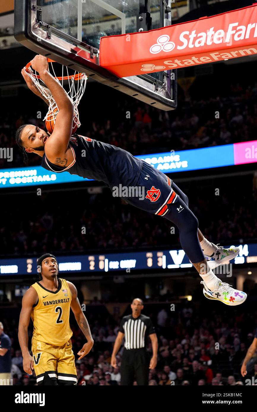 Nashville, Tennessee, USA. Februar 2025. Auburn-Stürmer JOHNI BROOME (4) taucht in der zweiten Hälfte eines NCAA-Basketballspiels am Memorial Gymnasium gegen Vanderbilt ab. Auburn gewann 80:68. (Kreditbild: © Camden Hall/ZUMA Press Wire) NUR REDAKTIONELLE VERWENDUNG! Nicht für kommerzielle ZWECKE! Stockfoto