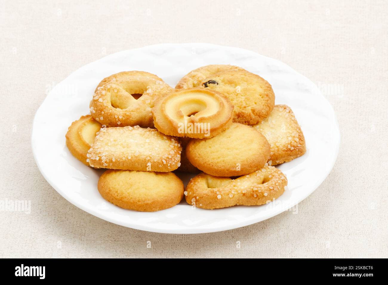 Verschiedene dänische Butterkekse, serviert auf einem weißen Teller. Stockfoto