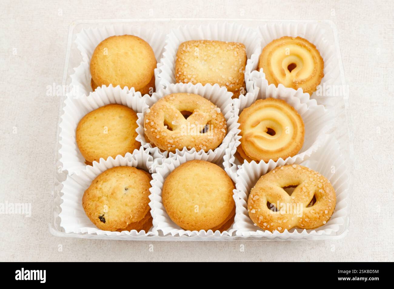 Verschiedene dänische Butterkekse, isoliert auf weißem Hintergrund. Flache Lagen Stockfoto