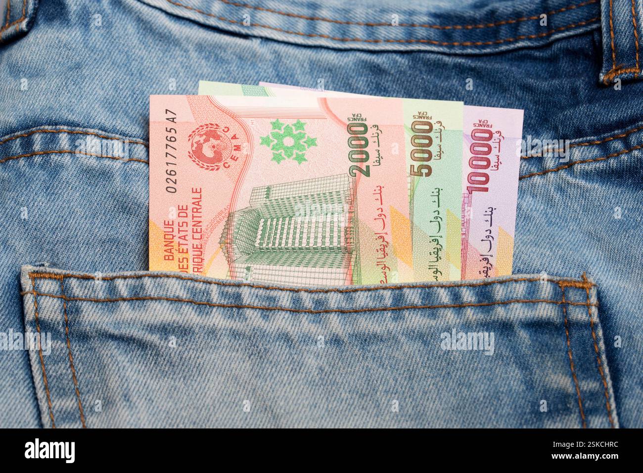 Zentralafrikanisches CFA-Geld - Franc in der Tasche der blauen Jeans Stockfoto