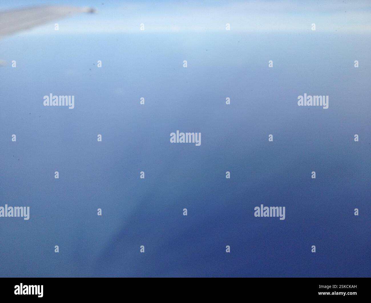 Aus der Vogelperspektive auf den riesigen Ozean, Bahamas. Blaue Wassertöne, gepunktet mit kleinen Whitecaps. Ruhige, friedliche Atmosphäre. Weite regt zur Betrachtung von l Stockfoto