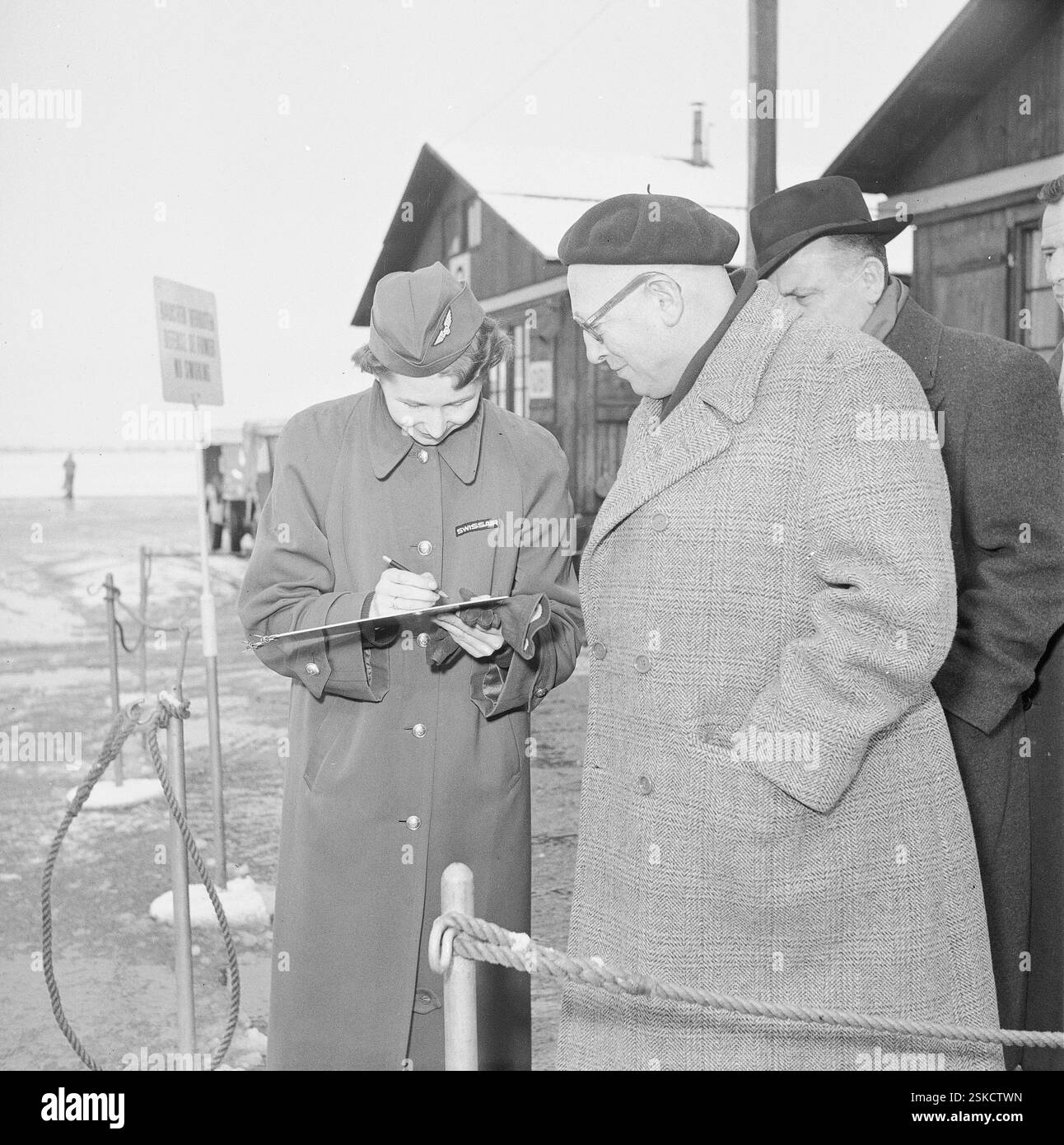 Reise zum Prager Friedenskongress#auf dem Weg zum Friedenskongress in Prag--- Pietro Nenni (mit Beret), Zwischenlandung, Flughafen Zürich-Kloten 1951#Pietro Nenni (mit Baskenmütze), Zwischenstopp am Flughafen Zürich-Kloten 1951- RDB VON DUKAS Stockfoto