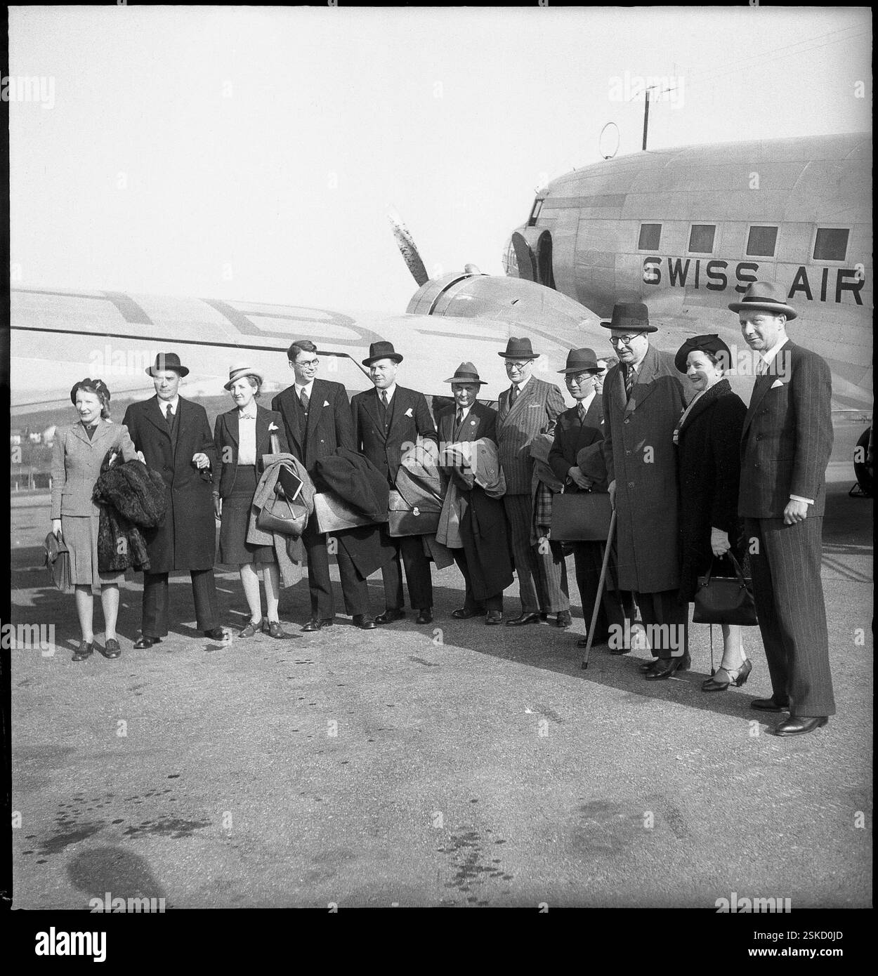 Von links nach rechts#von links nach rechts: FRL./Miss Mathieu (Übersetzerin/Übersetzer), Sir William Matthews (England), Frl./Miss Burtchaell (Sekretärin/Sekretärin), Sole (Südafrikanische Union/Südafrikanische Union), Elkin (Sekretärin/Sekretärin), Pelt (Niederlande, stv. UNO-Generalsekretär/Holland, Stellvertretender Generalsekretär der Vereinten Nationen), Boderow (Polen, Präsident der Delegation/Polen, Delegationsleiter), Dao (China), Herr und Frau Munoz/Herr Und frau Munoz (Chile), Dr. Cuttaz (Schweiz, Legationsrat/Schweiz, Legationsrat)--- UNO-Delegation, Ankunft am Flugplatz Dübendorf 1946 Stockfoto