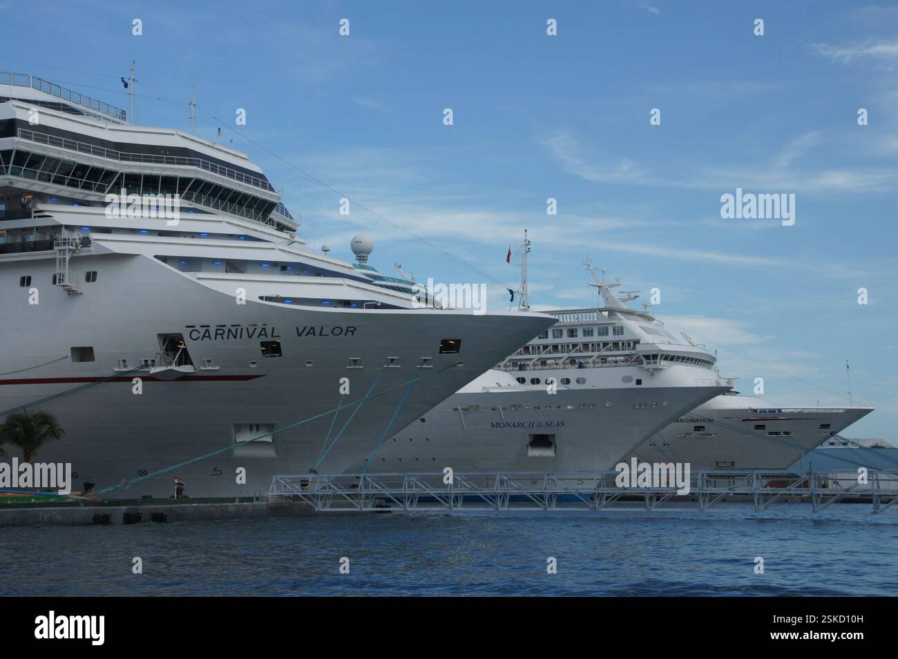 Bahamas: Zwei Kreuzfahrtschiffe, Carnival Valor und Monarch of the Seas, die nebeneinander in einem Hafen angedockt werden. Diese großen weißen Gefäße mit mehreren Decks und Stockfoto