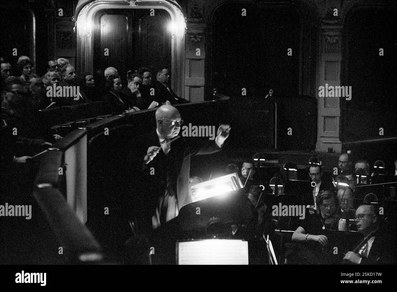 125 Jahre Stadttheater Zürich (später: Opernhaus)#125 Jahre Stadttheater Zürich (später: Opernhaus)--- Paul Hindemith dirigiert das Tonhalleorchester Zürich, 1959#Paul Hindemith Regie des Tonhalle-Orchesters Zürich, 1959- RDB VON DUKAS Stockfoto