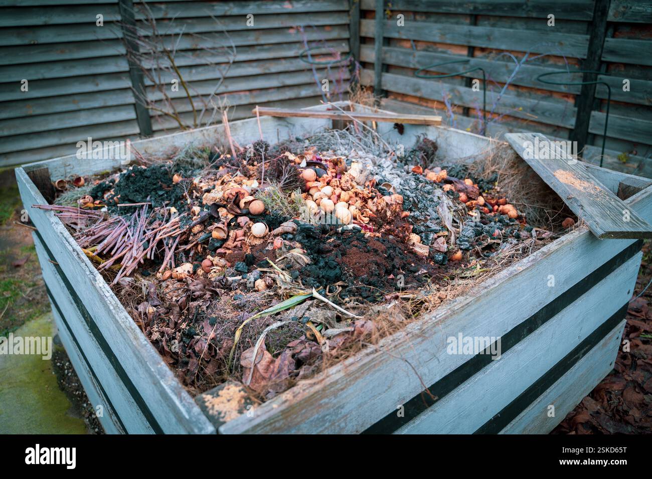 Komposthaufen in einem Vorstadtgebiet mit Lebensmittelabfällen und anderen organischen Stoffen. Organischer Dünger mit eigenen Händen herstellen. Stockfoto