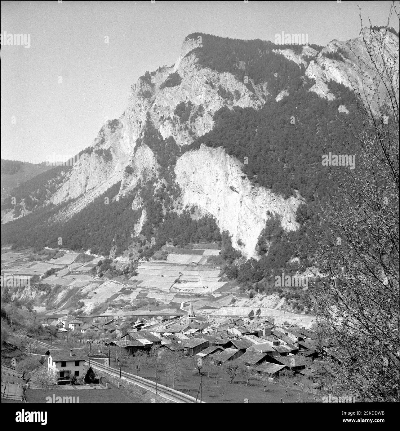 Weinsegnung in Sembrancher. Die Osterspende von Sembrancher beginnt mit einem gemeinsamen Gebet. Anschliessend können sich Dorfbewohner und fremde am köstlichen weissen Landwein der Bürgergemeinde laben.-- Sembrancher an Ostern 1957#Sembrancher an Ostern 1957- RDB VON DUKAS Stockfoto
