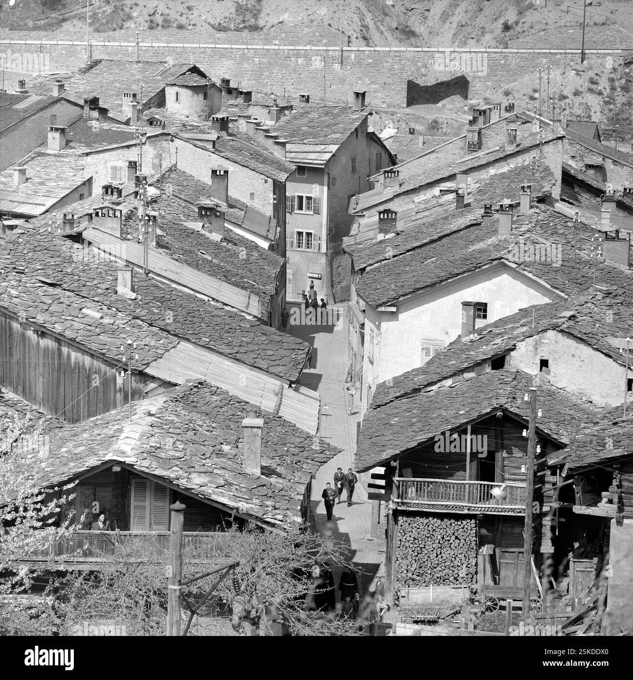 Weinsegnung in Sembrancher. Die Osterspende von Sembrancher beginnt mit einem gemeinsamen Gebet. Anschliessend können sich Dorfbewohner und fremde am köstlichen weissen Landwein der Bürgergemeinde laben.-- Sembrancher an Ostern 1957#Sembrancher an Ostern 1957- RDB VON DUKAS Stockfoto