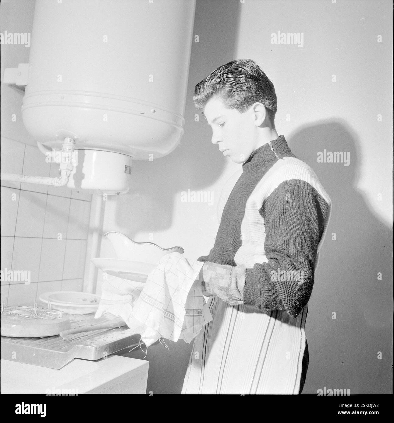 --- Peseux, Gymnasiasten besuchen in Ihrer Freizeit freiwillig die Kochschule, Kochkurs 1958#Peseux, Jungs, die einen Kochkurs besuchen 1958- RDB VON DUKAS Stockfoto