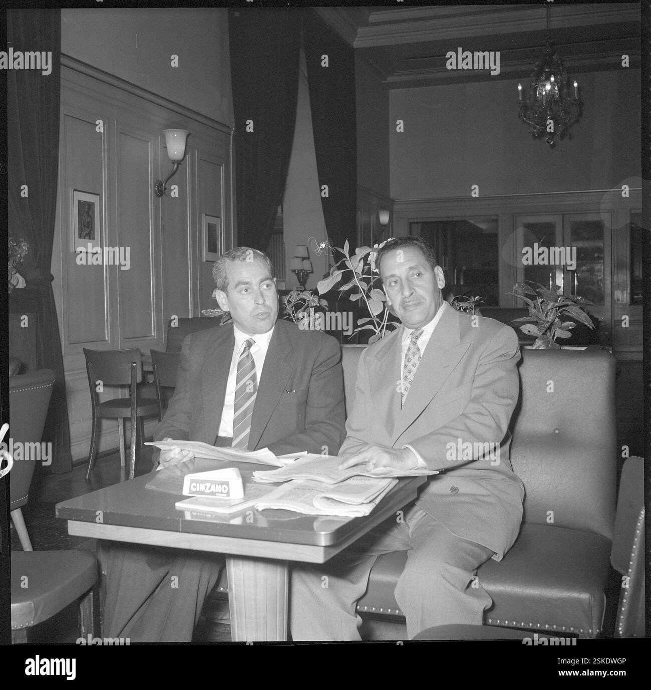 Erster Präsident der Provisorischen Regierung der Algerischen Republik (GPRA) von 1958 bis 1961#erster Präsident der Provisorischen Regierung der Algerischen Republik GPRA von 1958 bis 1961--- Ferhat Abbas (rechts) in Bern 1956#Ferhat Abbas (rechts) in Bern 1956- RDB VON DUKAS Stockfoto