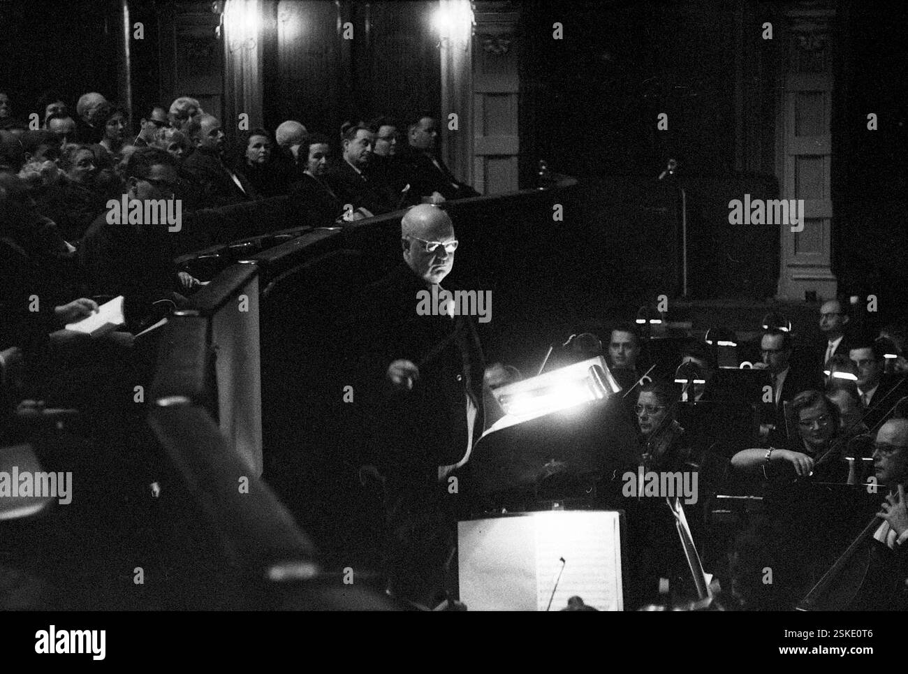 125 Jahre Stadttheater Zürich (später: Opernhaus)#125 Jahre Stadttheater Zürich (später: Opernhaus)--- Paul Hindemith dirigiert das Tonhalleorchester Zürich, 1959#Paul Hindemith Regie des Tonhalle-Orchesters Zürich, 1959- RDB VON DUKAS Stockfoto