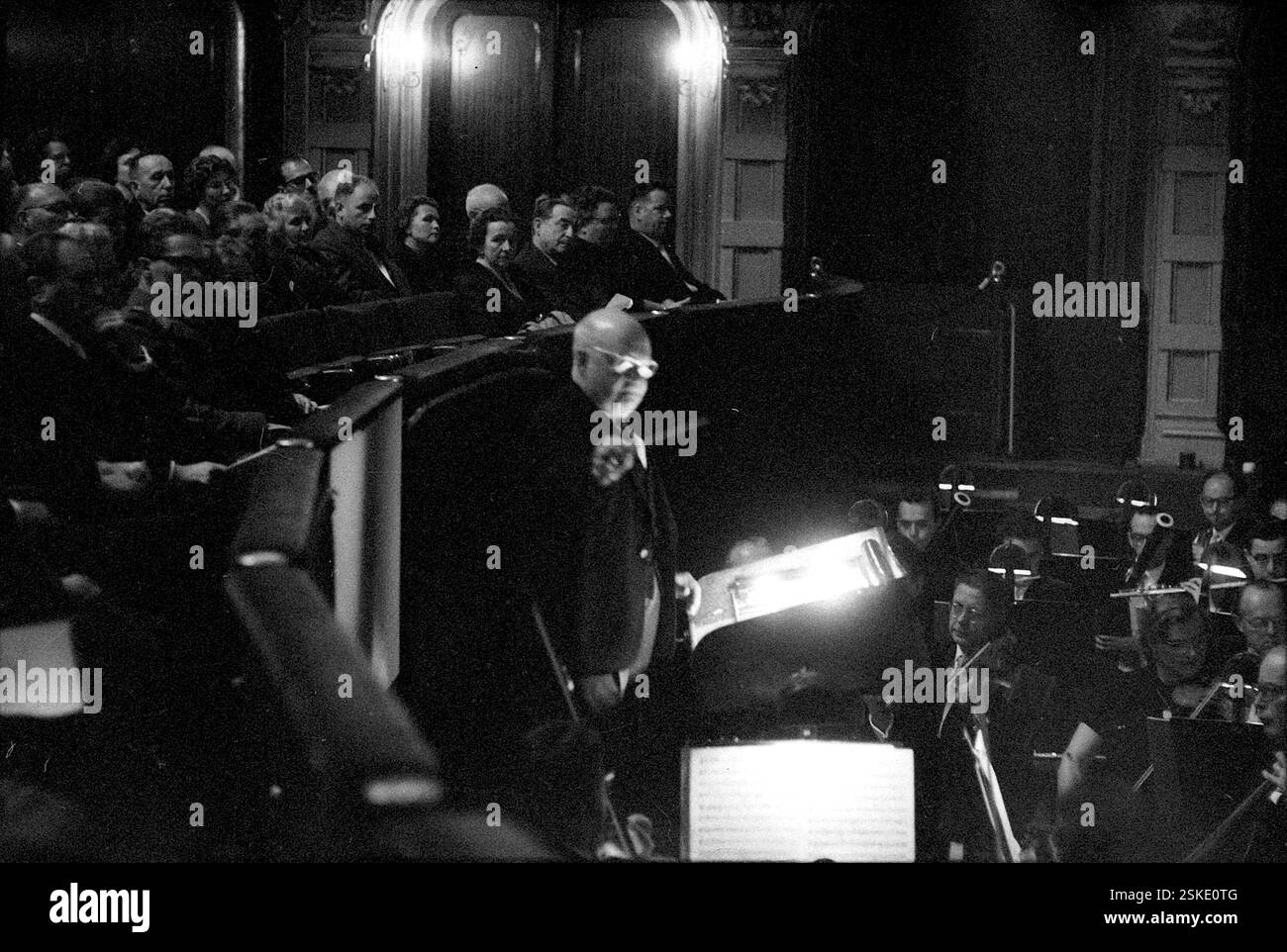 125 Jahre Stadttheater Zürich (später: Opernhaus)#125 Jahre Stadttheater Zürich (später: Opernhaus)--- Paul Hindemith dirigiert das Tonhalleorchester Zürich, 1959#Paul Hindemith Regie des Tonhalle-Orchesters Zürich, 1959- RDB VON DUKAS Stockfoto
