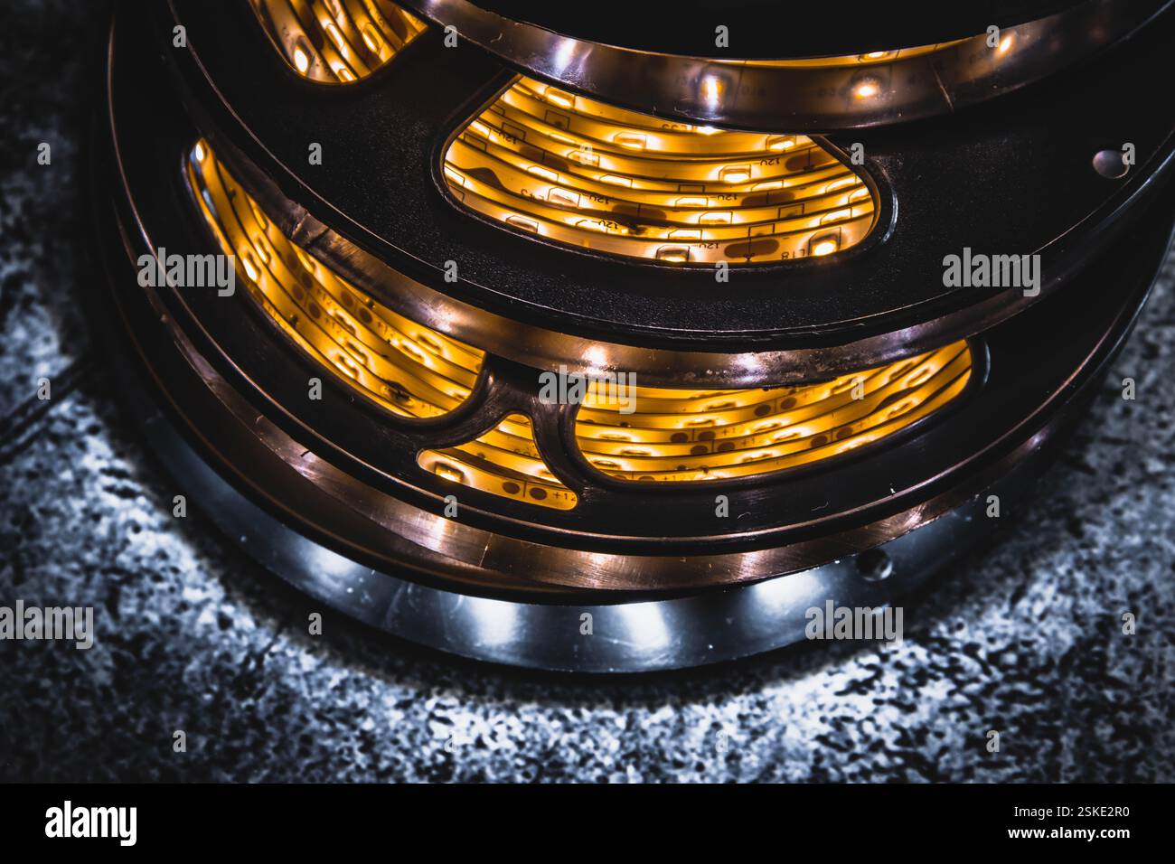 Ein Stapel von LED-Leuchten in flexiblen Leuchtbändern zusammengerollt. Stockfoto