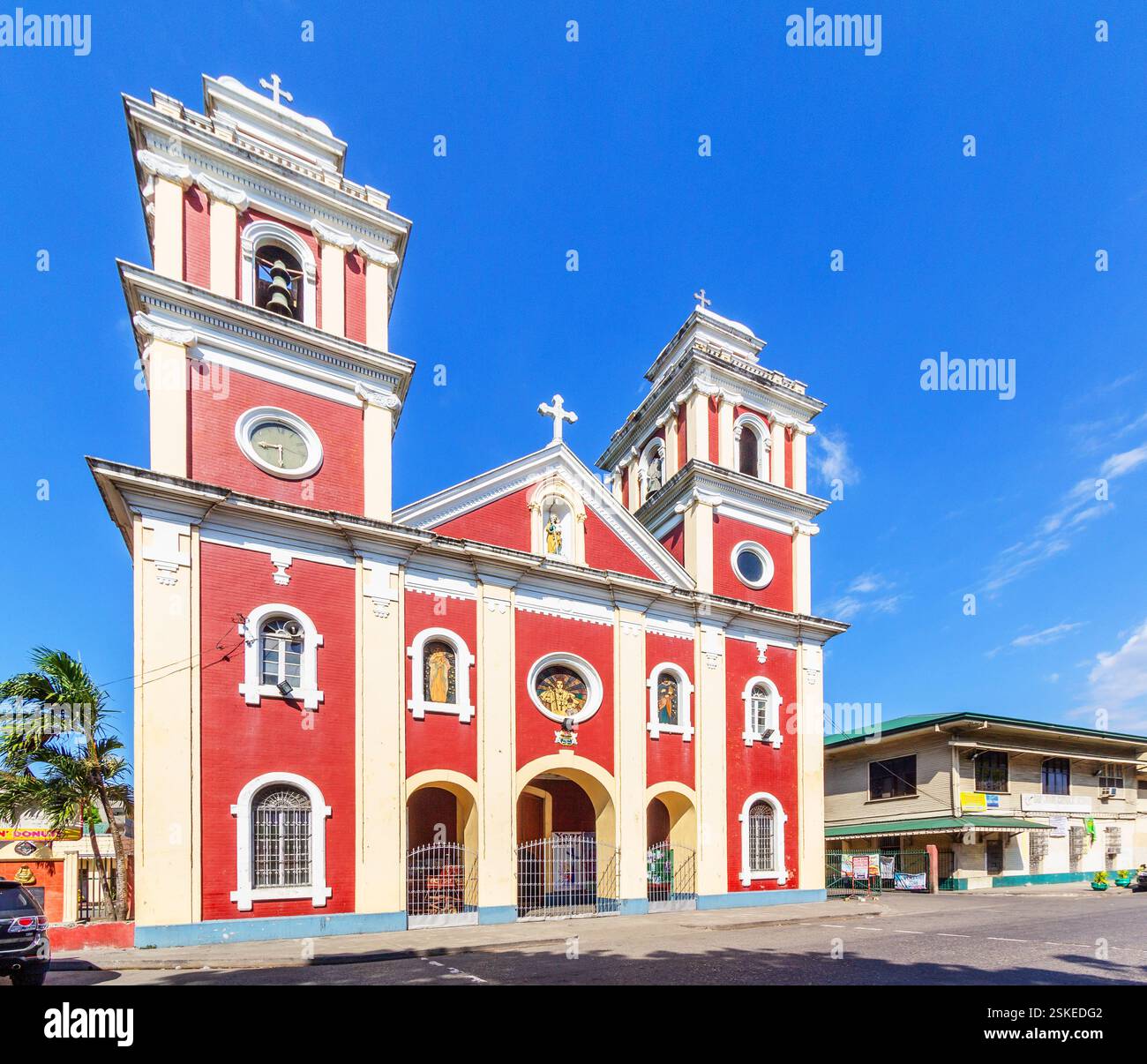 Rot-weiße Fassade der Kirche San Jose Placer mit spanischer Kolonialarchitektur auf den Philippinen Stockfoto