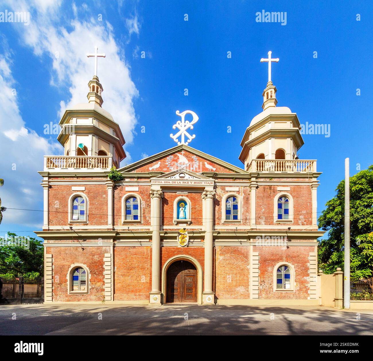 Fassade der Pfarrkirche unserer Lieben Frau des Friedens und Good Voyage mit Kolonialarchitektur in La Paz Iloilo Philippinen Stockfoto