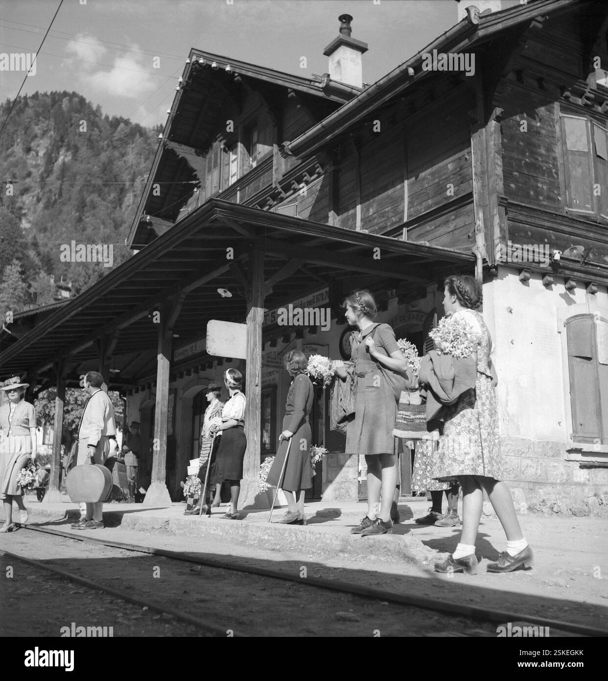 --- Junge Frauen mit Montreux-Narzissen in Les Avants, um 1955#Junge Frauen mit Montreux-Narzissen in Les Avants, um 1955- RDB VON DUKAS Stockfoto