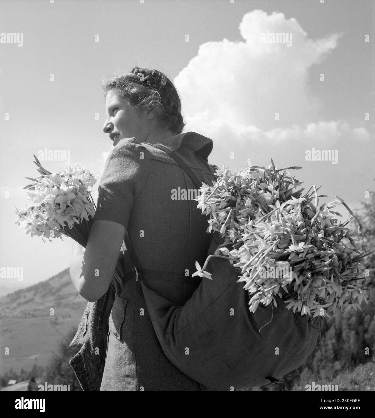 --- Junge Frauen mit Montreux-Narzissen in Les Avants, um 1955#Junge Frauen mit Montreux-Narzissen in Les Avants, um 1955- RDB VON DUKAS Stockfoto