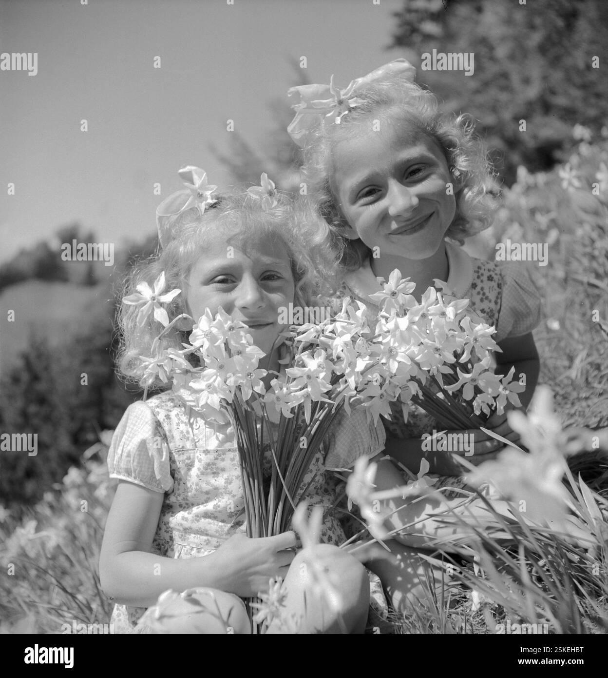 Zwei Mädchen mit Montreux-Narzissen in Les Avants, um 1955 #zwei Mädchen mit Montreux-Narzissen in Les Avants, um 1955 - RDB VON DUKAS Stockfoto