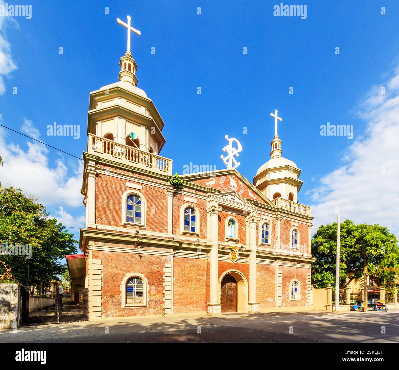 Fassade der Pfarrkirche unserer Lieben Frau des Friedens und Good Voyage mit Kolonialarchitektur in La Paz Iloilo Philippinen Stockfoto