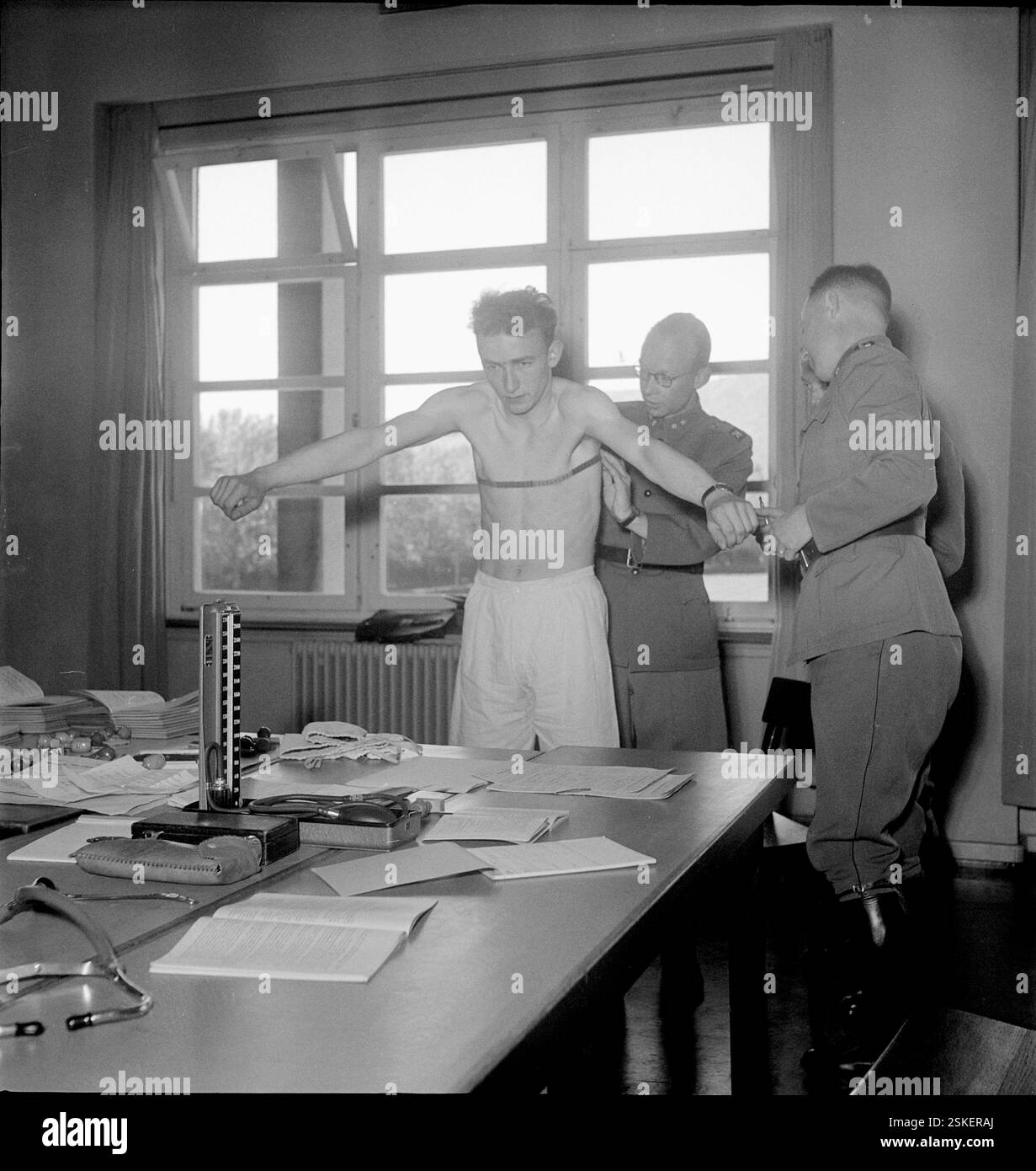 messen, Massnehmen Brust-Umfang, Tauglichkeit Test, Arzt#Messung, Brustgröße messen, Doktor--- Rekruten-Aushebung Zürich 1948#Rekruten Wehrpflicht, Rekrutierung Zürich 1948- RDB VON DUKAS Stockfoto