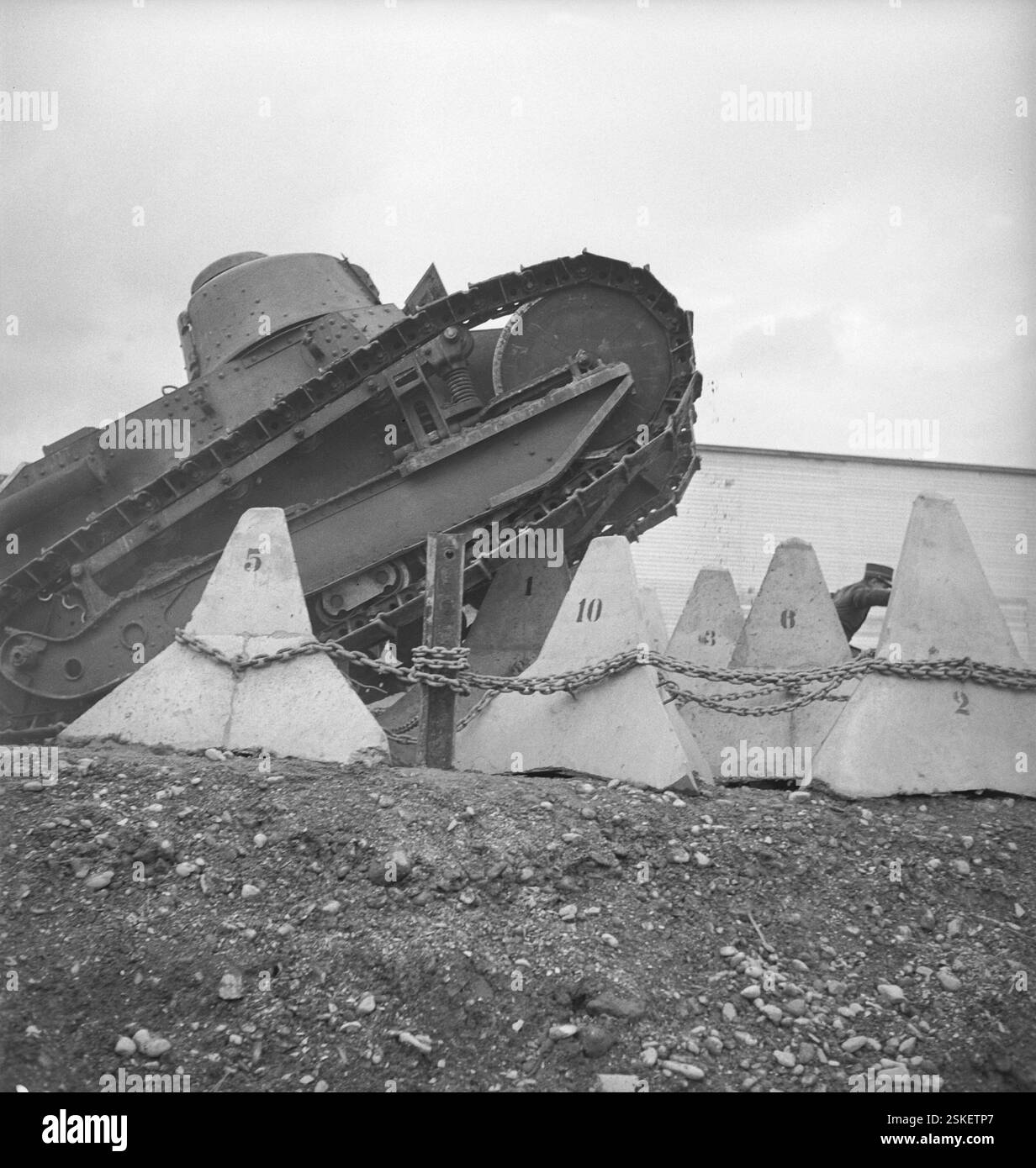 Demonstration#Präsentation-- Panzerabwehr, Tanksperre, Tanksperren; ca. 1944#Panzerabwehr, Panzerabwehr, Blocker, Blocker; ca. 1944- RDB VON DUKAS Stockfoto