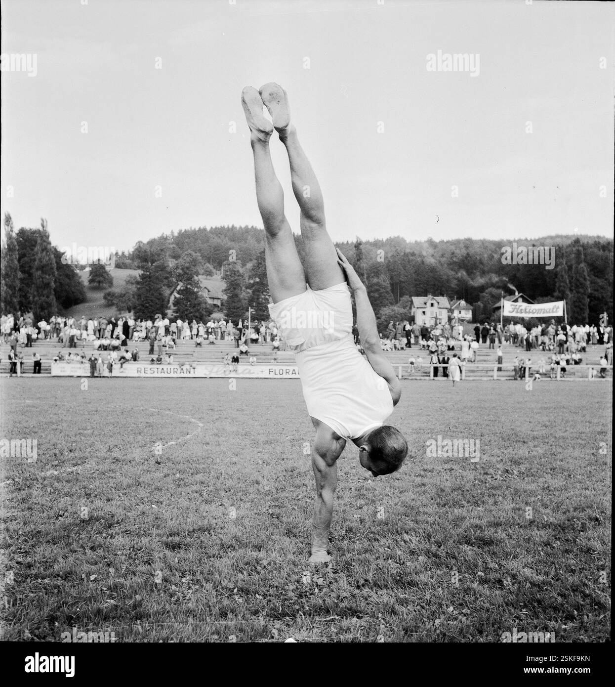 Thalmann bei der Freiübung#Thalmann im Freistand-- Meisterschafts- und Gruppenwettkämpfe ETV, Luzern 1949#ETV-Meisterschaften und Gruppenwettbewerbe, Luzern 1949- RDB VON DUKAS Stockfoto