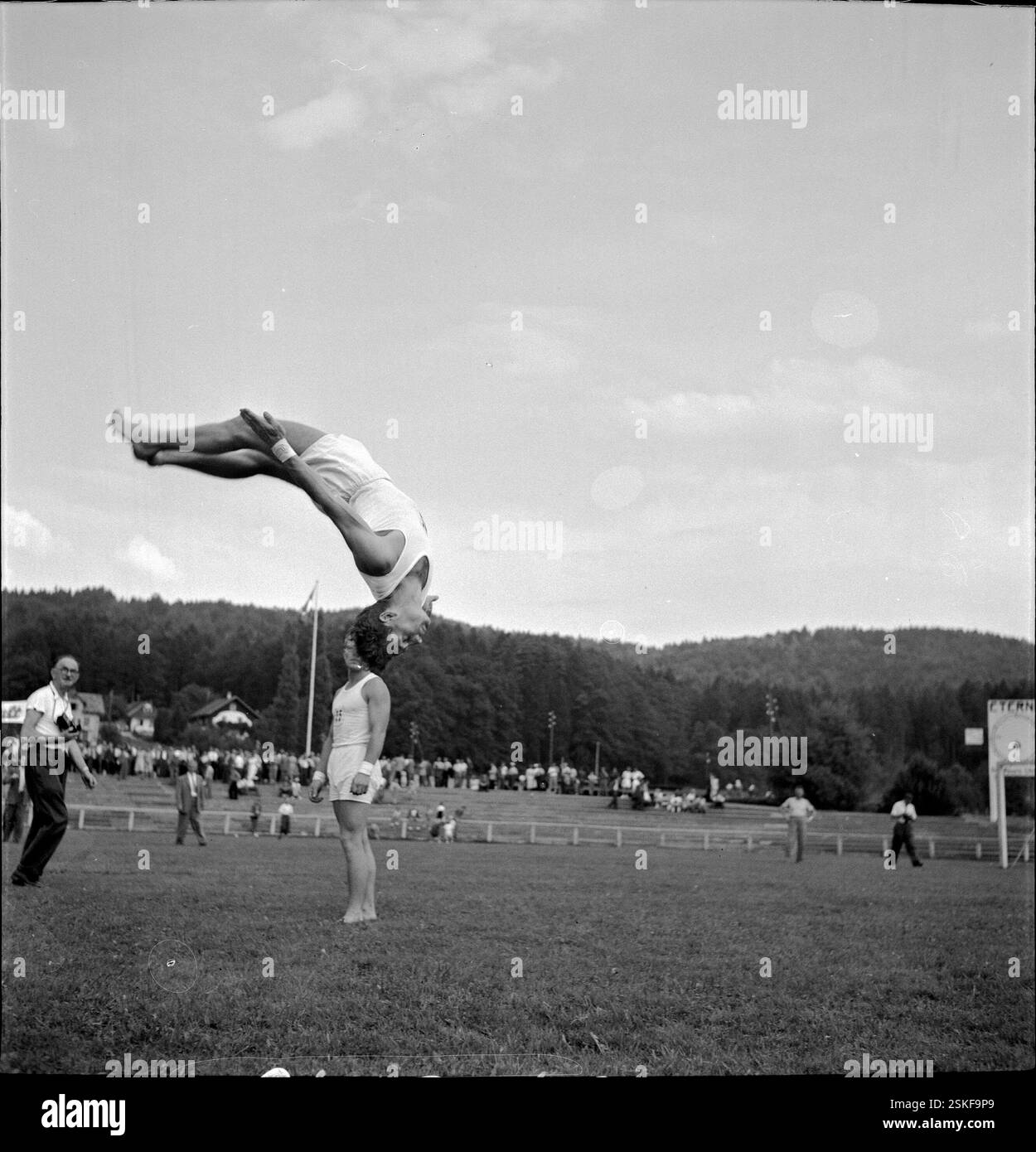 Günthard bei der Freiübung#Günthard macht freistehende Übungen-- Meisterschafts- und Gruppenwettkämpfe ETV, Luzern 1949#ETV-Meisterschaften und Gruppenwettbewerbe, Luzern 1949- RDB VON DUKAS Stockfoto